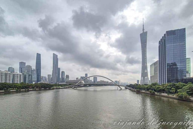 Vistas de la torre Cantón y otros rascacielos de Guangzhou desde uno de los puentes que va a la isla Ersha.