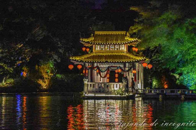 Templo iluminado en medio de un lago de Gulin.