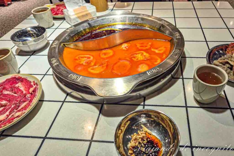 Hot pot con parte picante y parte no picante.