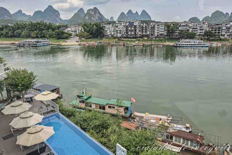 Vista desde la ventana de una habitación del hotel Xitang river view holiday donde se ve la piscina.