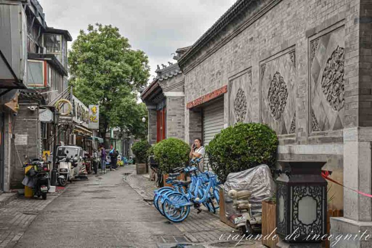 Una persona habla por el móvil en un hutong en la zona de Nanluoguxiang.