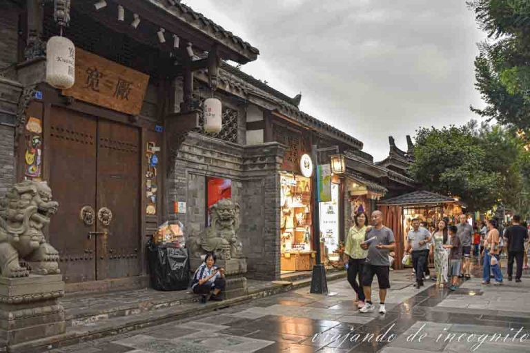 Varias personas pasean por Kuanzhai alley al anochecer