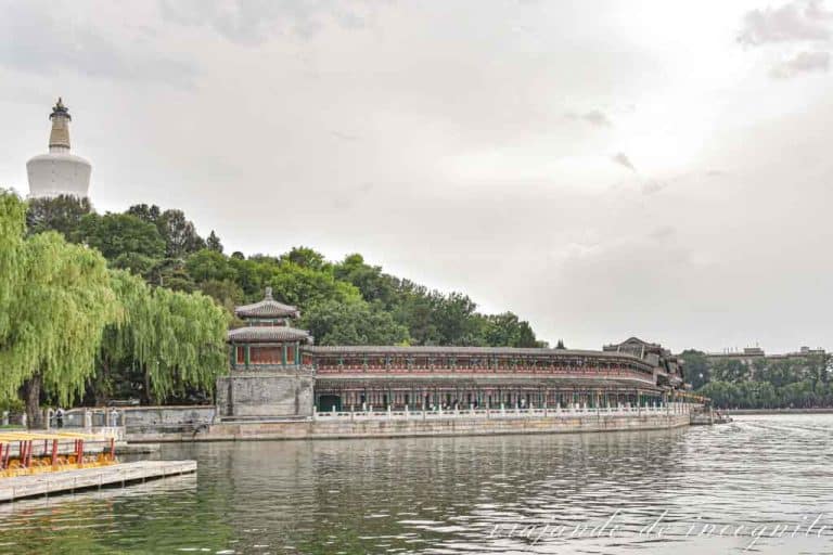 Lago Beihai. Vistas a la isla en medio del lago con la estupa sobre ella.