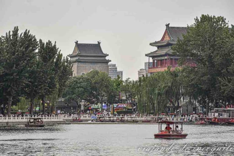 Lago Qianhai con una barca en medio.