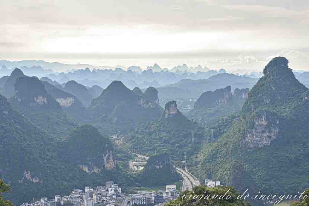 Vistas de las montañas que rodean Yangshuo desde el mirador de la tele.