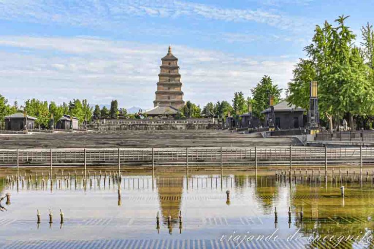 Pagoda Dayan en Xian reflejada en el agua de la fuente al mediodía.