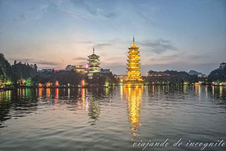 Pagodas del sol y la luna iluminadas.