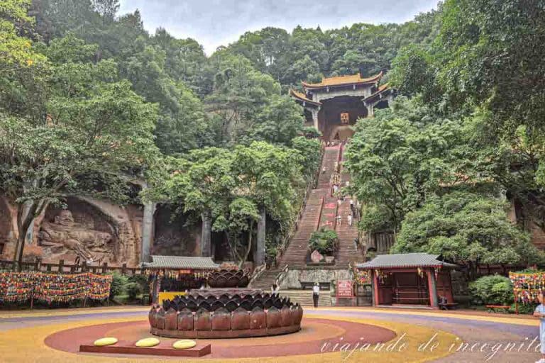 Buda en lo alto de unas altas escaleras en el parque oriental del Buda gigante de Leshan.