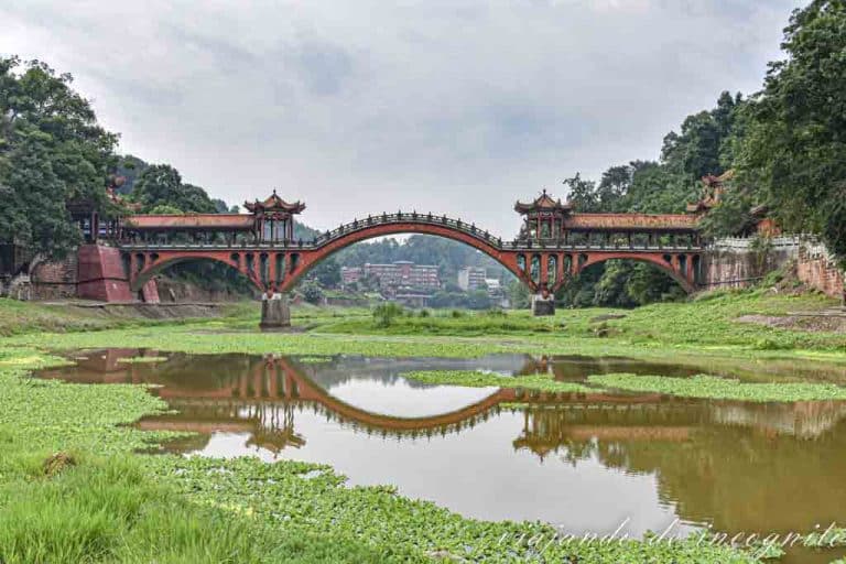 Puente Haoshang reflejado en el agua.