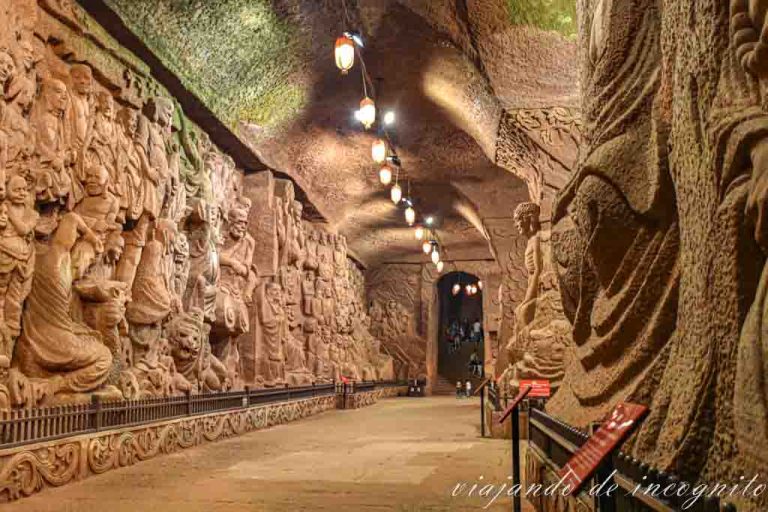 Cueva con las paredes talladas con Budas.