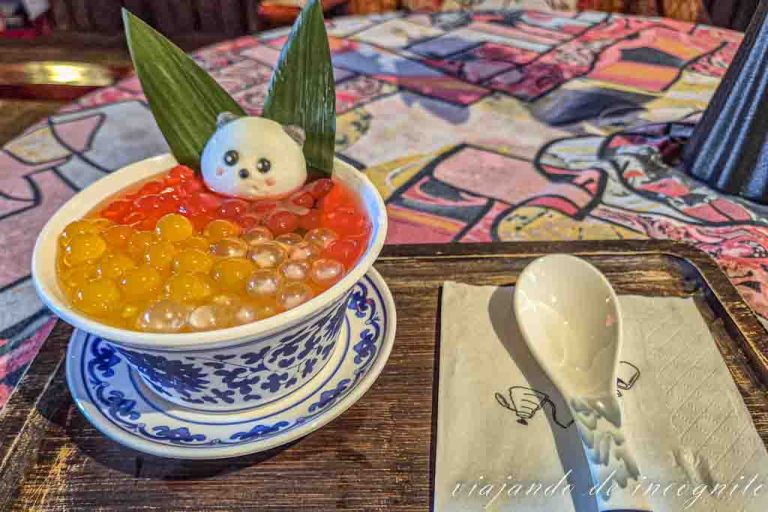 Postre chino gelatinoso con huevas de Taro y mango, y decorado con una gominola en forma de cabeza de panda.