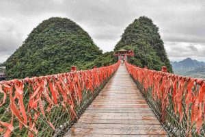 Puente cubierto de lazos rojos en Ruyi peak.