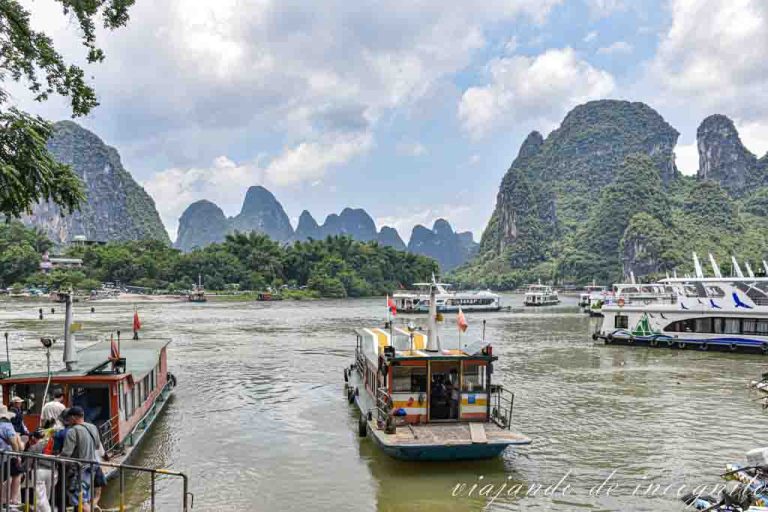 Un ferry sale del puerto de Xinping.
