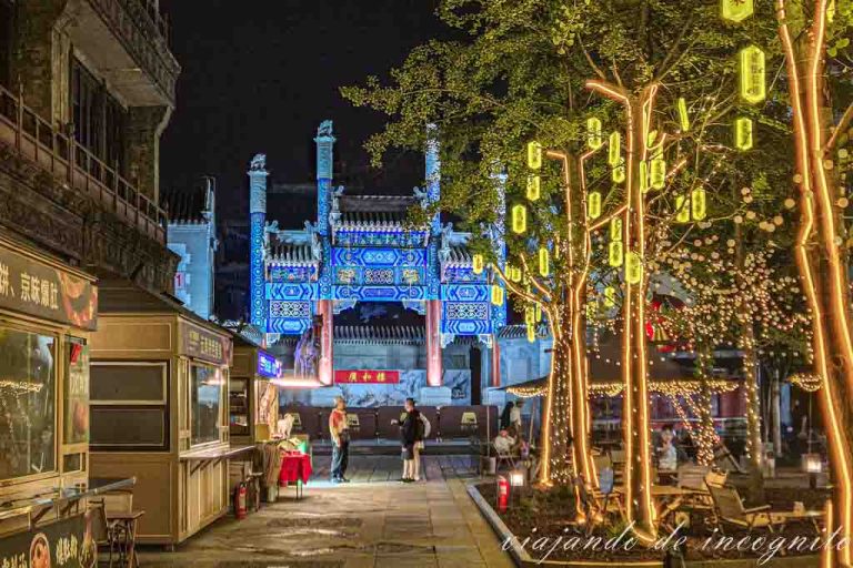 Una de las calles que salen de Qianmen iluminada por la noche.