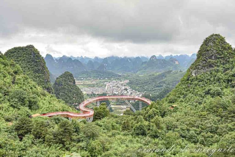 Vistas desde el Ruyi peak desde donde se ve el puente rojo.