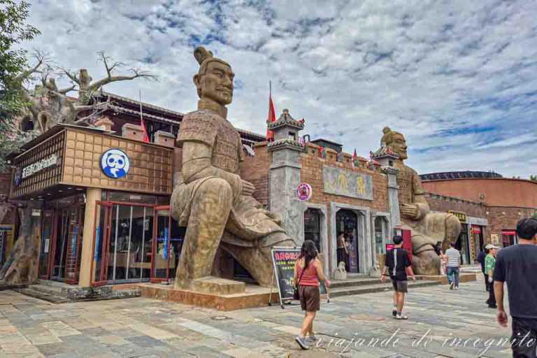 Dos estatuas enormes representando los soldados de terracota se enceuntran junto a la entrada a una tienda.