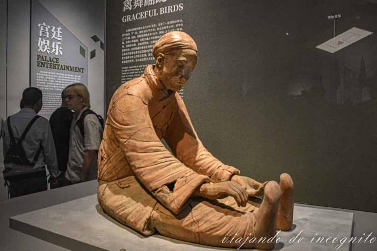 Una estatua de un hombre estirándose en el museo de los soldados de terracota de Xian.