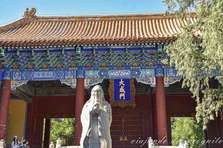 Entrada al templo de Confucio con una estatua de este gran pensador.