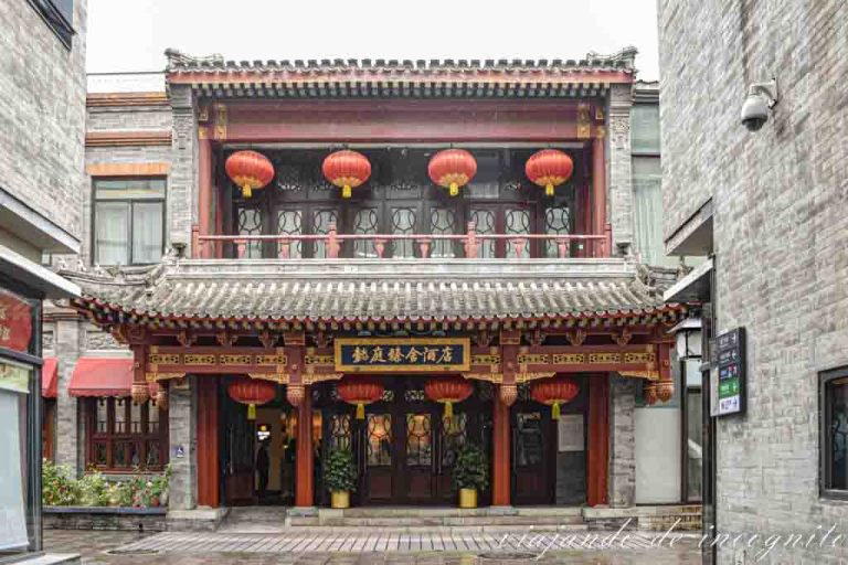 Fachada del hotel The Yard Beijing en la zona de Qianmen.