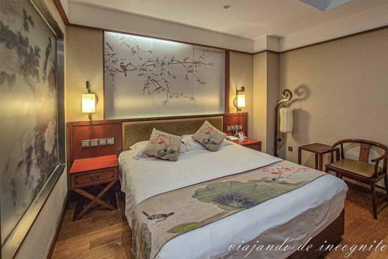 Una habitación con cama de matrimonio en el hotel The Yard Beijing.