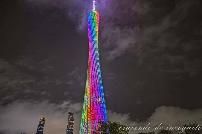 Torre Cantón iluminada a la noche en los colores del arcoíris.