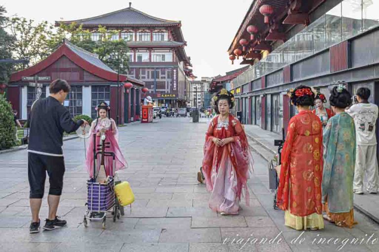 Varias mujeres vestidas en traje tradicional en Xian haciéndose un reportaje fotográfico.