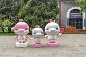Tres estatuas de delfines que son la mascota de un evento en China