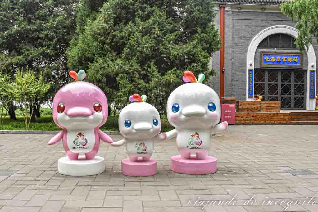 Tres estatuas de delfines que son la mascota de un evento en China