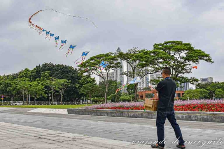 Un hombre vuela una cometa impresionante.