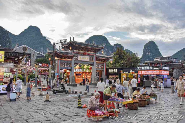 Mucha gente en la West street de Yangshuo.