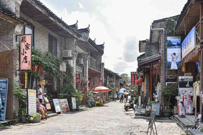 Una de las calles del casco antiguo de Xinping vacía al mediodía-