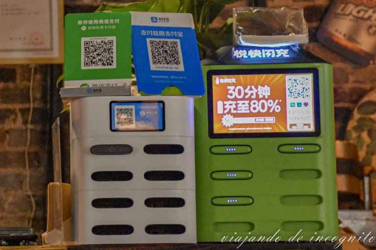 Baterías externas para alquilar en una cafetería de China. Arriba se ven los carteles para pagar con Alipay o WeChat.