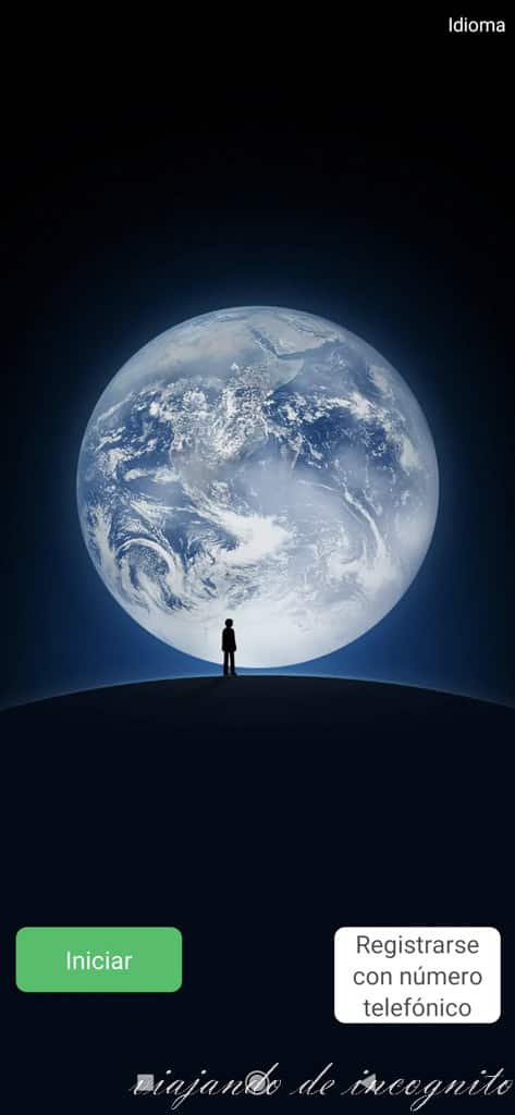 Página de inicio de WeChat donde se ve a una persona con una luna enorme al fondo