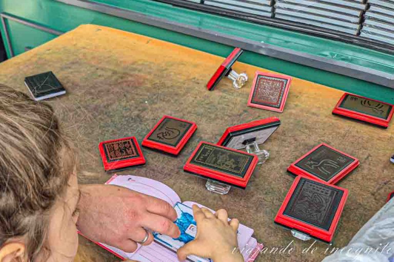 Una niña estampa sellos en su cuaderno a la salida de los soldados de terracota en Xian