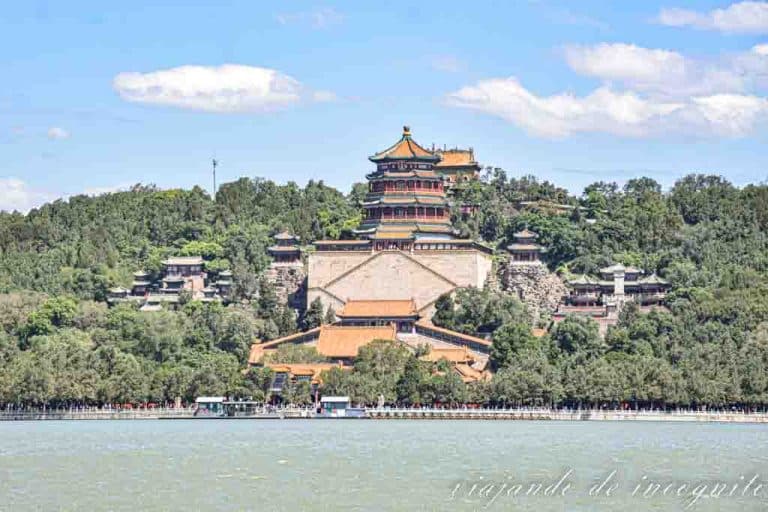 Vista de la Colina de la Longevidad desde la isla Nanhu.