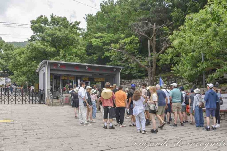 Un grupo de gente está esperando para entrar a la Gran Muralla China de Mutianyu.