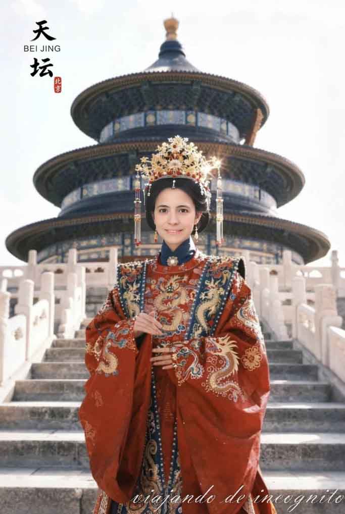 Una mujer vestida en ropas tradicionales está de pie frente al Templo del Cielo. La foto es un montaje hecho con IA.