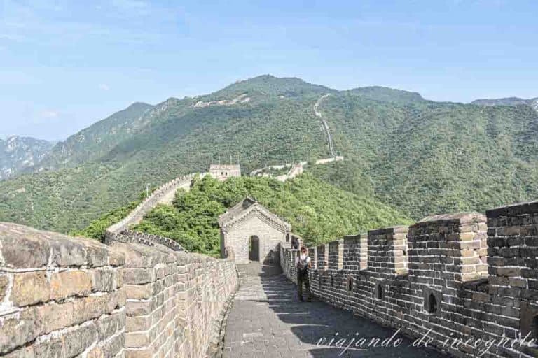 Gran muralla China en la sección de Mutianyu y cerca de la torre 14 vacía.