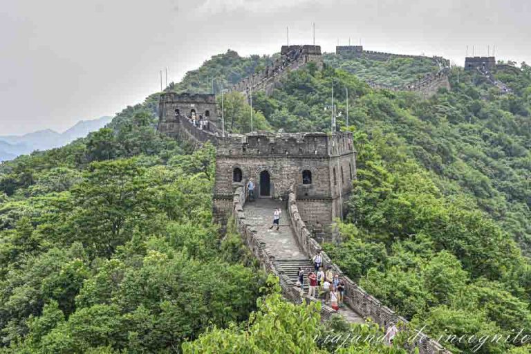 Vista panorámica de varias torres de observación de la Gran Muralla China en Mutianyu