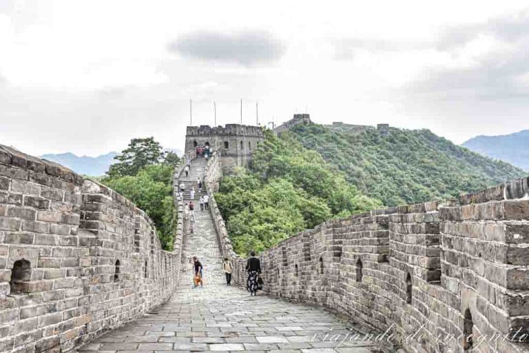 Pocas personas pasean por la Gran Muralla China de Mutianyu.