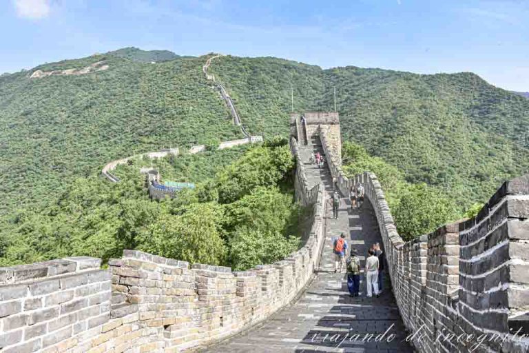 Algunas personas recorren un tramo de la Gran Muralla China de Mutianyu. Al fondo se ve la Hero Slope.