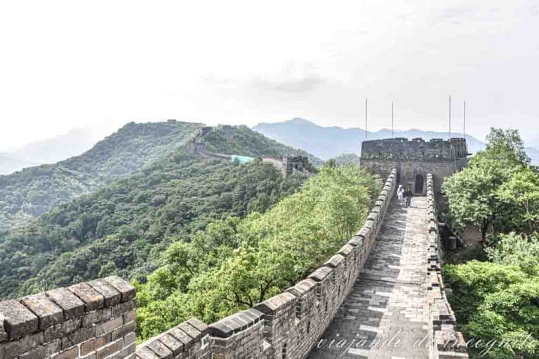 Sección de la Gran Muralla China de Mutianyo en la Zona Oeste. Al fondo se ve el paisaje montañoso de la zona.