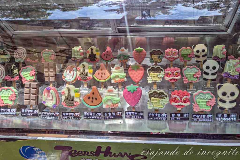 Un mostrador en Guangzhou lleno de helados con formas diferentes