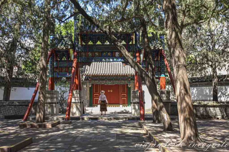 Una mujer cruza la puerta de entrada del templo de la isal Nanhu.