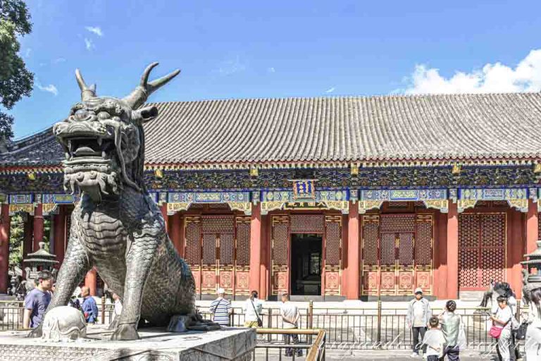 Parte frontal del Pabellón de la Benevolencia y Longevidad del Palacio de Verano de Pekín. En primer plano se ve al quilin.