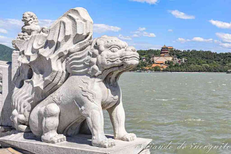 Uno de los leones del Puente de los Diecisiete Arcos. Al fondo se ve la Colina de la Longevidad.