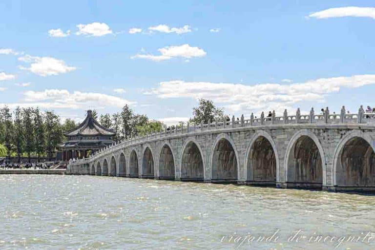 Puente de los 17 arcos visto desde la isla Nanhu. En el otro extremo se ve un bonito templete.