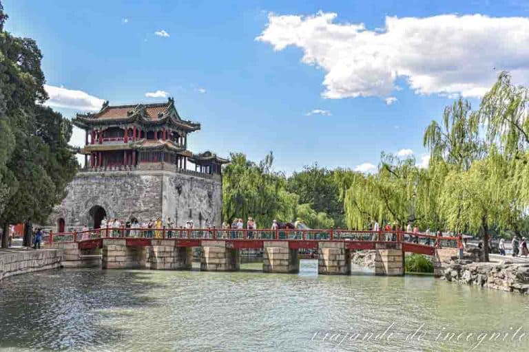 Torre Wenchang del Palacio de Verano. Frente a ella se ve un puente rojo que se adentra en el Laho Kunming.