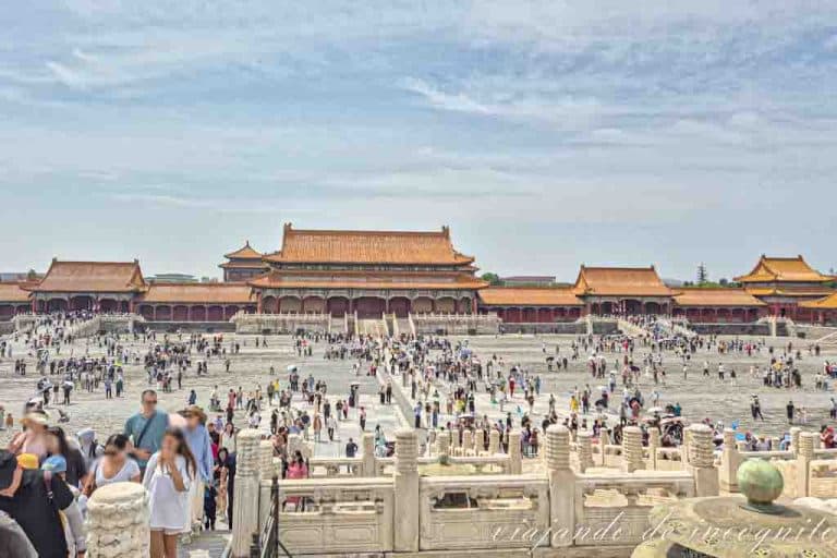 Muchas personas se encuentran visitando la Ciudad Prohibida en uno de sus patios.