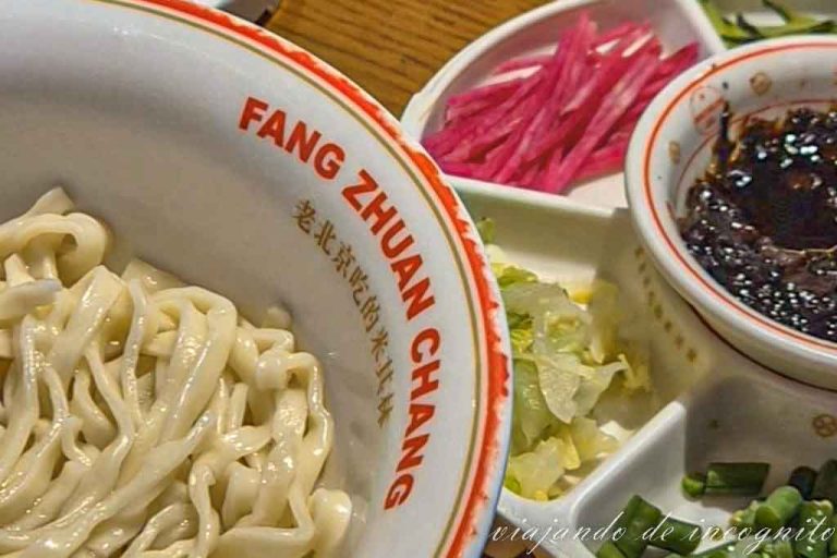 Plato de fideos Zha jiang Mian de Pekín